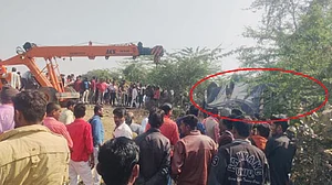 मध्य प्रदेश के खरगोन में भीषण सड़क हादसा, यात्री बस पलटने से तीन लोगों की मौत, 15 घायल