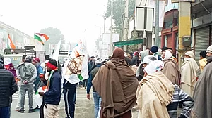 विष्णु नागर का व्यंग्य: ठंड के मौसम में गर्म है मूर्खता का बाजार!