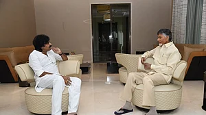 पवन कल्याण ने चंद्रबाबू नायडू से की मुलाकात, TDP और जन सेना के साथ आने की संभावना से आंध्र की राजनीति गरमाई