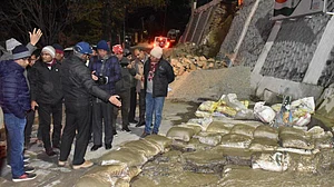 जोशीमठ में भू-धंसाव के बाद जागी सरकार, विशेषज्ञों ने किया निरीक्षण, सीएम धामी कल करेंगे समीक्षा बैठक