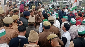 गाजियाबाद की वेब सिटी में किसानों का हंगामा, बिना मुआवजा जबरन जमीन अधिग्रहित करने का लगाया आरोप