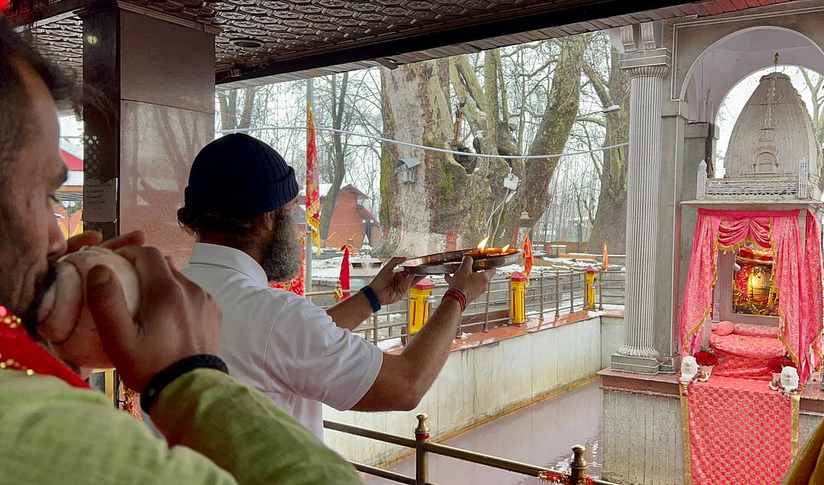 खीर भवानी मंदिर में माथा टेककर राहुल-प्रियंका ने देश की एकता, समृद्धि की मंगलकामना की और मां का आशीर्वाद लिया।