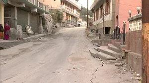 जोशीमठ में भू-धंसाव से तबाही का खतरा! लोगों को रैन बसेरों में किया गया शिफ्ट, होटलों में पर्यटकों के ठहरने पर रोक