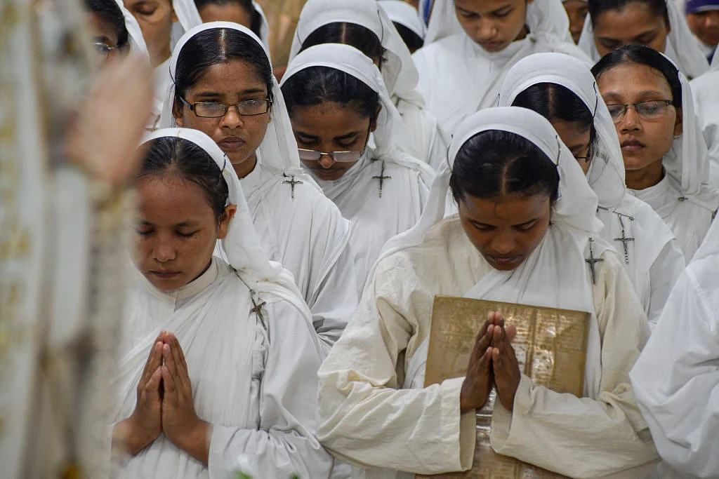 संविधान ने किसी धर्म को न सिर्फ मानने बल्कि उसे फैलाने का दिया अधिकार, ऐसे में RSS धर्मांतरण को लेकर परेशान क्यों?