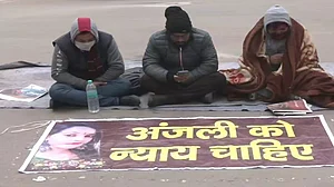 कंझावला केस: कड़ाके की सर्दी में सुल्तानपुरी थाने के बाहर सड़क पर बैठे मृतका के परिजन, SHO के सामने रखी ये मांग