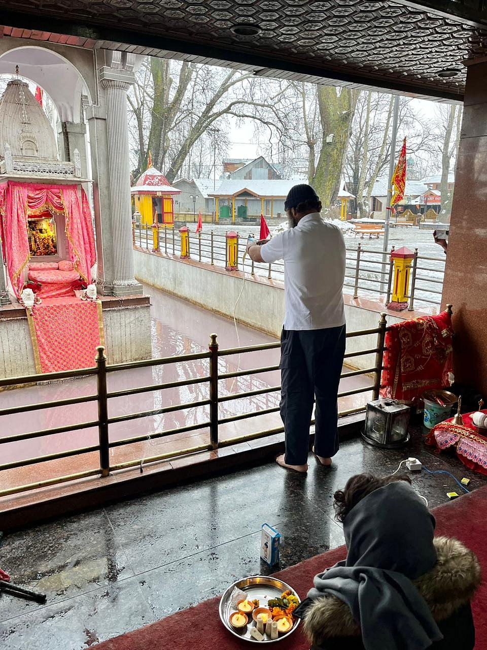 राहुल गांधी- प्रियंका गांधी ने देश में शांति और भाईचारे की दुआ मांगी।