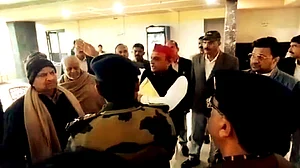 UP: 'हम आपकी चाय नहीं पिएंगे, आप जहर इसमें दे दोगे तो', अखिलेश यादव ने लखनऊ के पुलिस मुख्यायल में ऐसा क्यों कहा?