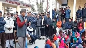 जोशीमठ के भू-धंसाव क्षेत्र पहुंचे पूर्व सीएम हरीश रावत, कहा- क्षेत्र को बचाना राष्ट्रीय मिशन होना चाहिए