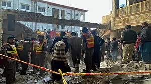 पाकिस्तान: पेशावर की मस्जिद में फिदायीन हमला, 72 हुई मरने वालों की संख्या, नमाज के दौरान हमलावर ने खुद को उड़ाया था