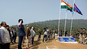नक्सलियों के अभेद्य गढ़ रहे बूढ़ा पहाड़ पर पहली बार फहरा तिरंगा, सीएम सोरेन ने 100 करोड़ का प्रोजेक्ट लांच किया