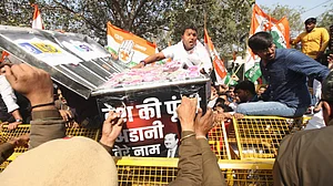 दिल्ली में अडानी-हिंडनबर्ग मामले को लेकर यूथ कांग्रेस का प्रदर्शन, पुलिस ने कई कार्यकर्ताओं को हिरासत में लिया