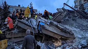 Earthquake in Turkey: भूकंप के तेज झटकों से फिर थर्राया तुर्की, 6.3 मापी गई तीव्रता, 3 की मौत, 200 से ज्यादा लोग घायल