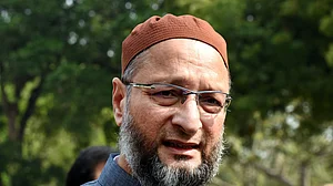 दिल्ली में ओवैसी के घर पर फिर पथराव, खिड़कियां टूटीं, AIMIM चीफ ने कहा- ये चौथा हमला, दोषियों को तुरंत करें गिरफ्तार