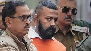 जेल में छापा पड़ते ही फूट-फूट कर रोने लगा महाठग सुकेश, जानें छापेमारी में क्या-क्या मिला?