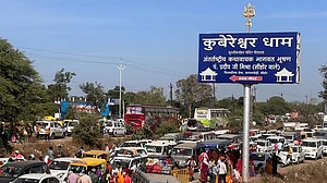 मध्य प्रदेशः कुबेरेश्वर धाम में भारी भीड़ से भगदड़ के हालात, महिला की मौत, तीन लापता, शिवराज का दौरा रद्द