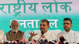 बिहार में उपेंद्र कुशवाहा ने फिर तोड़ा नीतीश कुमार से नाता, JDU छोड़ नई पार्टी का किया ऐलान