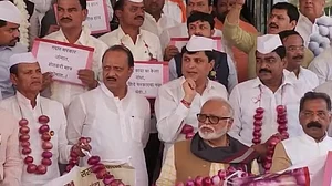 महाराष्ट्र में प्याज, कपास, सोयाबीन किसानों में मायूसी, किसान नेता ने दी आत्मदाह की धमकी, MVA ने किया प्रदर्शन