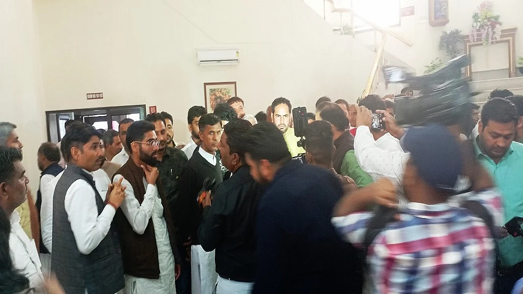 चंडीगढ़ के हरियाणा निवास में पंचायत मंत्री देबेंद्र बबली के साथ वार्ता फेल होने के बाद सरपंच सरकार के खिलाफ नाराजगी जाहिर करते हुए