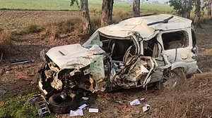 UP: बांदा में दर्दनाक सड़क हादसा, स्कार्पियो और बोलेरो की टक्कर में 5 बारातियों की मौत, 6 घायल