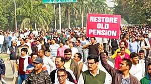 हरियाणा में OPS मांग रहे सरकारी कर्मचारियों को मिले डंडे और आंसू गैस के गोले, पुलिस ने दौड़ा-दौड़ा कर पीटा
