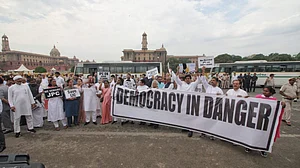 खरी-खरी: हम भी चल पड़े पाकिस्तान के रास्ते, सोचना होगा कहां पहुंचेंगे