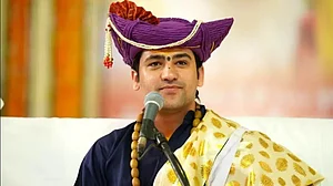 बागेश्वर धाम के धीरेंद्र शास्त्री फिर मुश्किल में, साईं बाबा पर बयान देकर बुरे फंसे, FIR दर्ज कराने की मांग