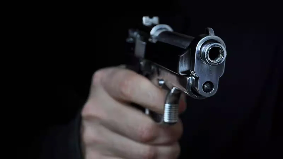 बमों के धुएं और गोलियों की तड़तड़ाहट में हवा हो रहे हैं यूपी में योगी के अपराध को लेकर 'जीरो टॉलरेंस' के दावे