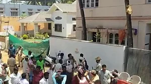 कर्नाटकः अपने ही आरक्षण के दांव में खुद फंसी BJP, बंजारों ने येदियुरप्पा के घर पर किया पथराव