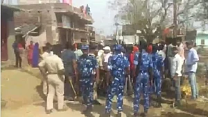 बिहार के सासाराम में रामनवमी के बाद हिंसक झड़प, पथराव, धारा 144 लागू, पुलिस ने किया फ्लैग मार्च