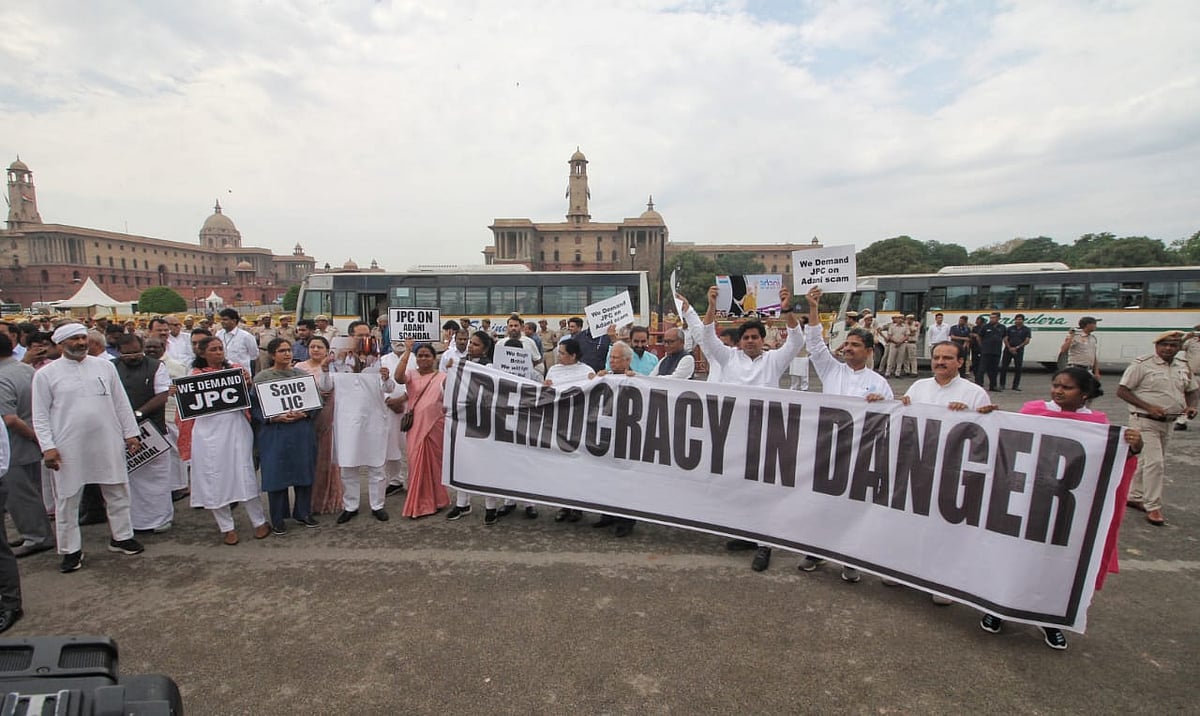 बड़ी खबर LIVE: अडानी मामले पर उठे सवालों से डरी सरकार, हमारी रगों में शहीदों का खून, डटे रहेंगे- प्रियंका गांधी