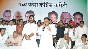 मध्य प्रदेश में सिंधिया के गढ़ में BJP को झटका, ग्वालियर-चंबल इलाके के प्रभावशाली नेता कांग्रेस में हुए शामिल