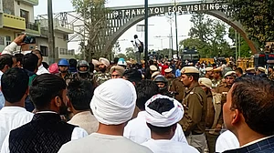 हरियाणा में अब सरपंचों पर बरसीं पुलिस की लाठियां, सरपंचों ने खट्टर सरकार को चेताया, बोले- चले हुए कारतूस नहीं, तोप...