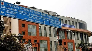 CBI ने दिल्ली के सफदरजंग अस्पताल पर मारा छापा, न्यूरोसर्जन और 4 अन्य को गिरफ्तार किया