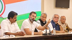 राहुल गांधी पर कार्रवाई के खिलाफ आक्रामक हुई कांग्रेस, काले कपड़े पहन संसद में विरोध करेंगे सभी सांसद