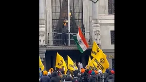 खालिस्तान समर्थकों ने लंदन में भारतीय उच्चायोग से तिरंगा उतारने की कोशिश, भारत ने ब्रिटेन के राजदूत को किया तलब
