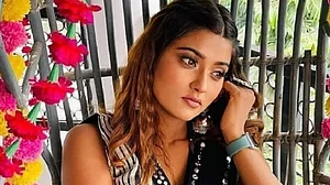 सारनाथ के होटल में लटकी मिली भोजपुरी स्टार आकांक्षा दुबे की लाश, पुलिस ने आत्महत्या की आशंका जताई, जांच जारी