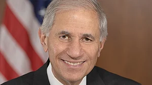 दुनिया: 620 बिलियन डॉलर के टाइम बम पर बैठे हैं अमेरिका के बैंक और अफगानिस्तान के तालिबान सरकार को बेचने पर रहे डॉलर