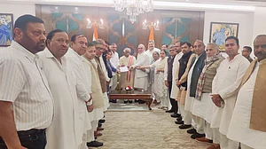 'हरियाणा सरकार हुई निरंकुश, लाठी के दम पर कुचले जा रहे लोगों के संवैधानिक अधिकार', कांग्रेस ने राज्यपाल को सौंपा ज्ञापन