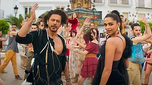 सिनेजीवन: रिलीज के कुछ घंटों में ही OTT पर रिकॉर्ड बना रही 'पठान' और इस वेब सीरीज में जल्द नजर आएंगी अनन्या पांडे