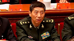 चीन ने अमेरिका को दिखाया ठेंगा! उस जनरल को बनाया रक्षा मंत्री, जिस पर ट्रंप ने लगाया था प्रतिबंध