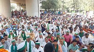 'मोदी सरकार ने पूरे नहीं किए अपने वादे', बड़ी संख्या में दिल्ली में जमा हुए किसान, संसद भवन तक करेंगे मार्च