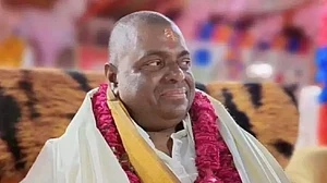 यूपी: 'रोक सकता हूं रूस-यूक्रेन युद्ध, मिटा सकता हूं नेताओं की याददाश्त', करौली बाबा ने किया गजब का दावा!