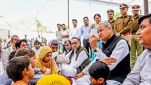 अशोक गहलोत ने नासिर-जुनैद के परिवार से की मुलाकात, बच्चों के आंसू पोंछे, आर्थिक सहायता का किया ऐलान