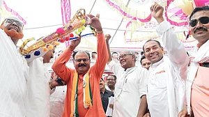 मध्य प्रदेश के निमांड इलाके में BJP को बड़ा झटका, पूर्व सांसद माखन सिंह सोलंकी कांग्रेस में शामिल