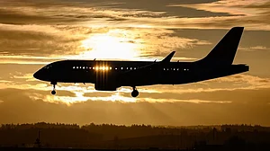 खराब मौसम ने बिगाड़ा हवाई यातायात का रुख, दिल्ली आने वाली एक दर्जन से ज्यादा फ्लाइट्स को डायवर्ट किया गया