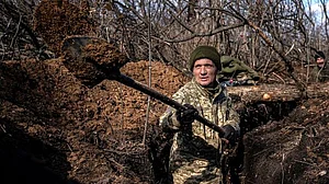 यूक्रेन में गोला-बारूद की कमी से जूझ रहा है रूस, जवान अब लड़ाई में फावड़े का कर रहे इस्तेमाल