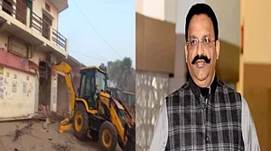 उत्तर प्रदेश: माफिया मुख्तार अंसारी के करीबी पर एक्शन, गाजीपुर में घर को बुलडोजर से तोड़ा जा रहा