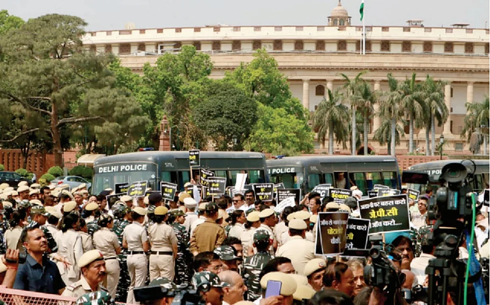 अडानी प्रकरण में सबसे बड़ा सवाल- आखिर कौन पकड़ेगा SEBI के कान!