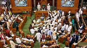 संसद में संग्राम! आरोप-प्रत्यारोप और हंगामे के बीच सदन की कार्यवाही कल तक के लिए स्थगित, इस मांग पर अड़ा विपक्ष