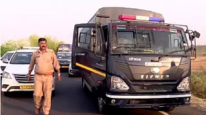 थोड़ी देर में प्रयागराज पहुंचेगा अतीक, सीधे नैनी जेल जाएगा, रास्ते में गाय से टक्कर के बाद रुका काफिला तो मचा हड़कंप
